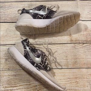 ❤️ Nike snake print Roshe sz 10 ❤️